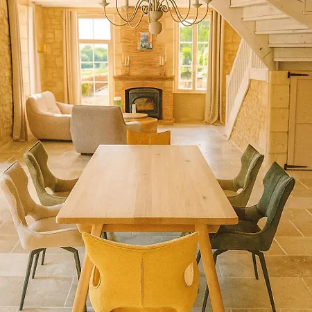 La Maison Du Rocher לינה וארוחת בוקר 3*