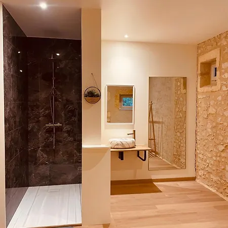 לינה וארוחת בוקר La Maison Du Rocher 3*